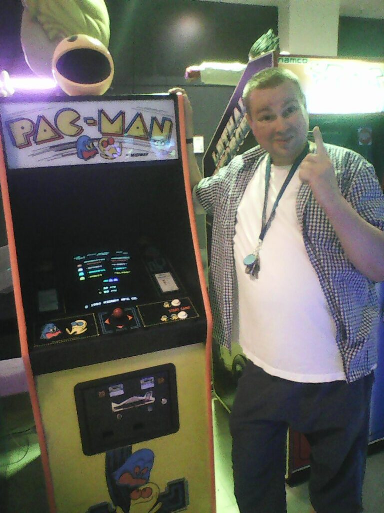 Foto bei der Ausstellung von Hi-Score in Hannover an einem "Pac Man" Automaten. Fotografiert mit Nokia 3310.
